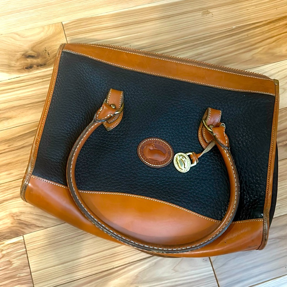 Beautiful vintage Dooney &Bourke all weather leather piece 🩷